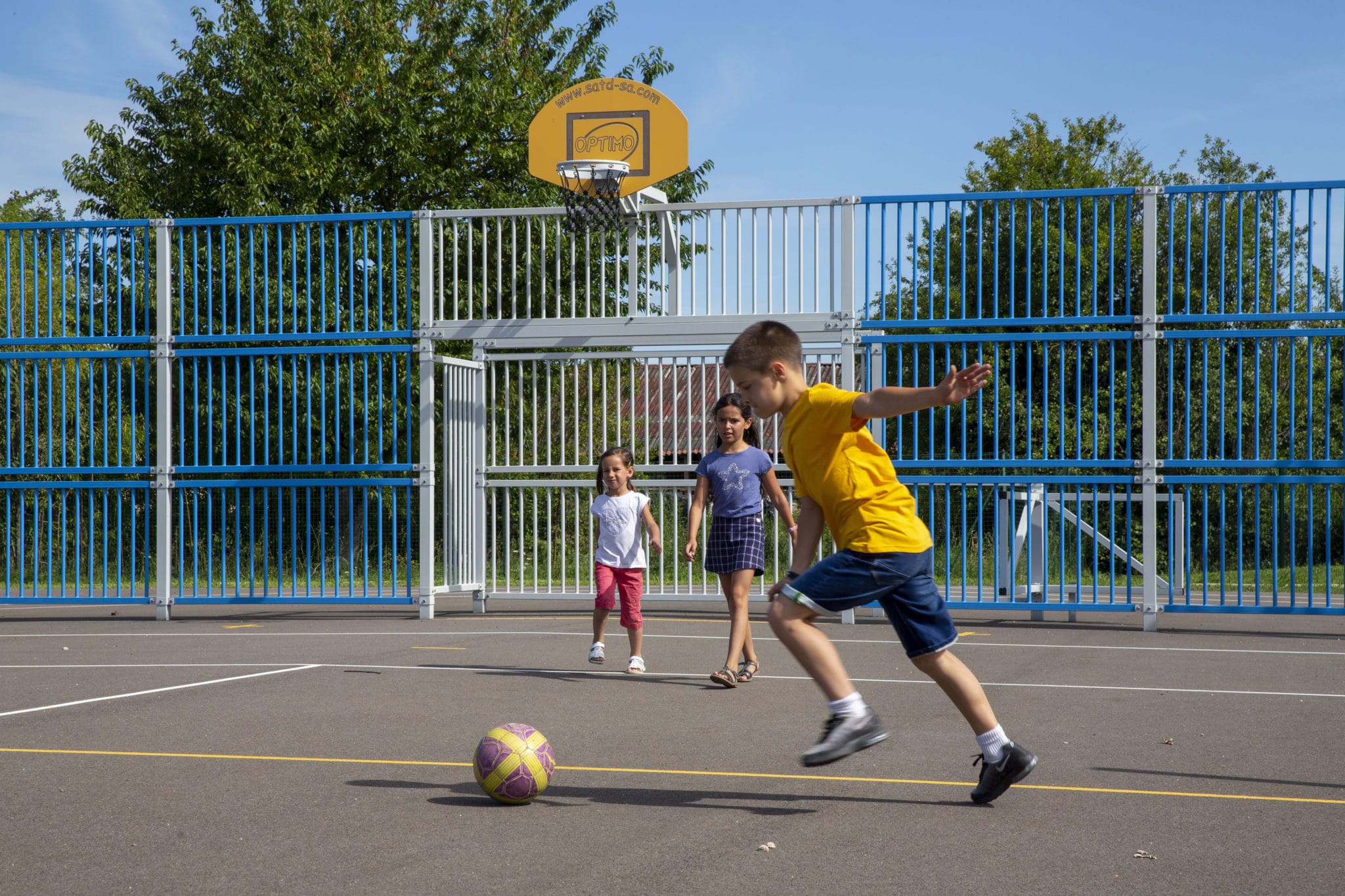 Jeux extérieurs sur terrain multisports