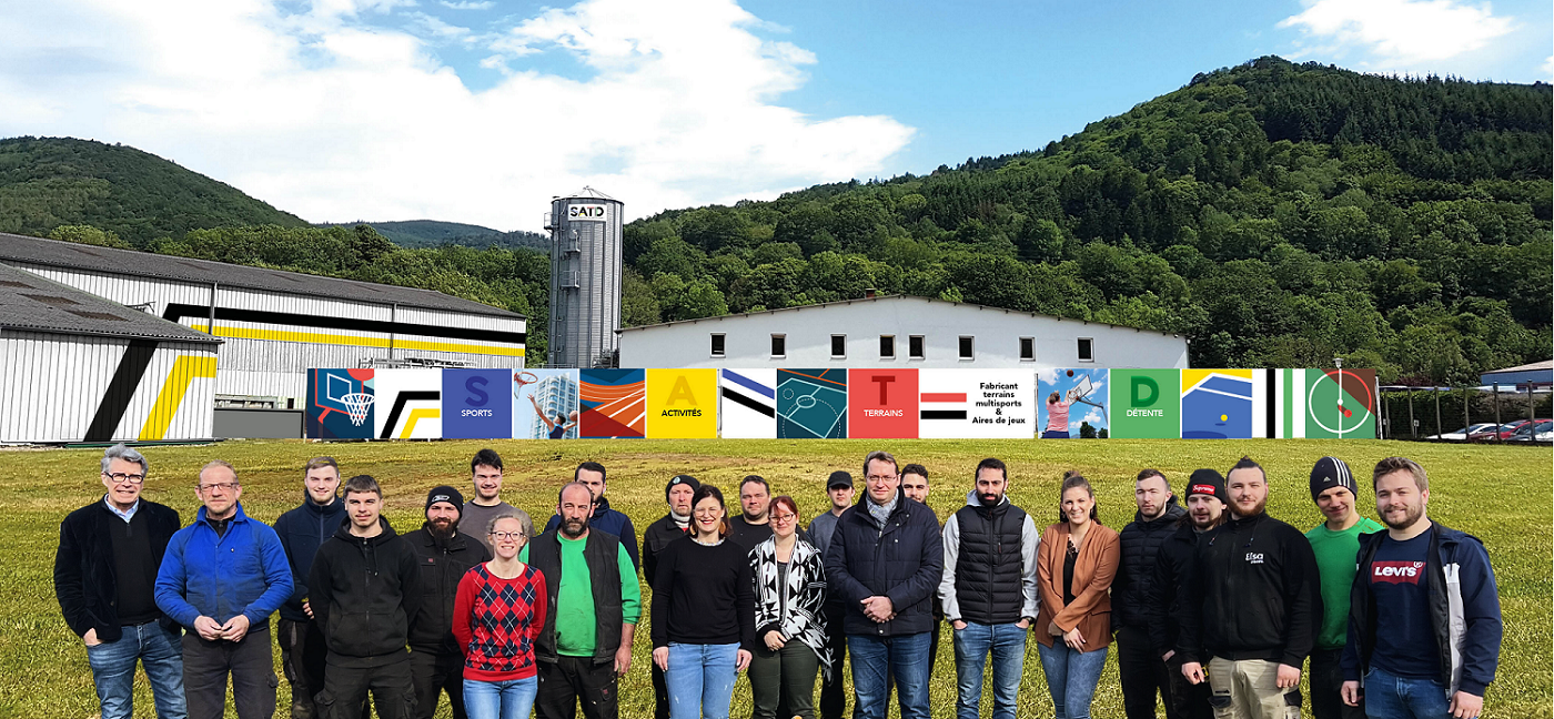 L'equipe SATD devant l'entreprise